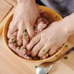 ingredientul-secret-pentru-carnea-tocata-care-schimba-totul-cotletele-sunt.webp.webp